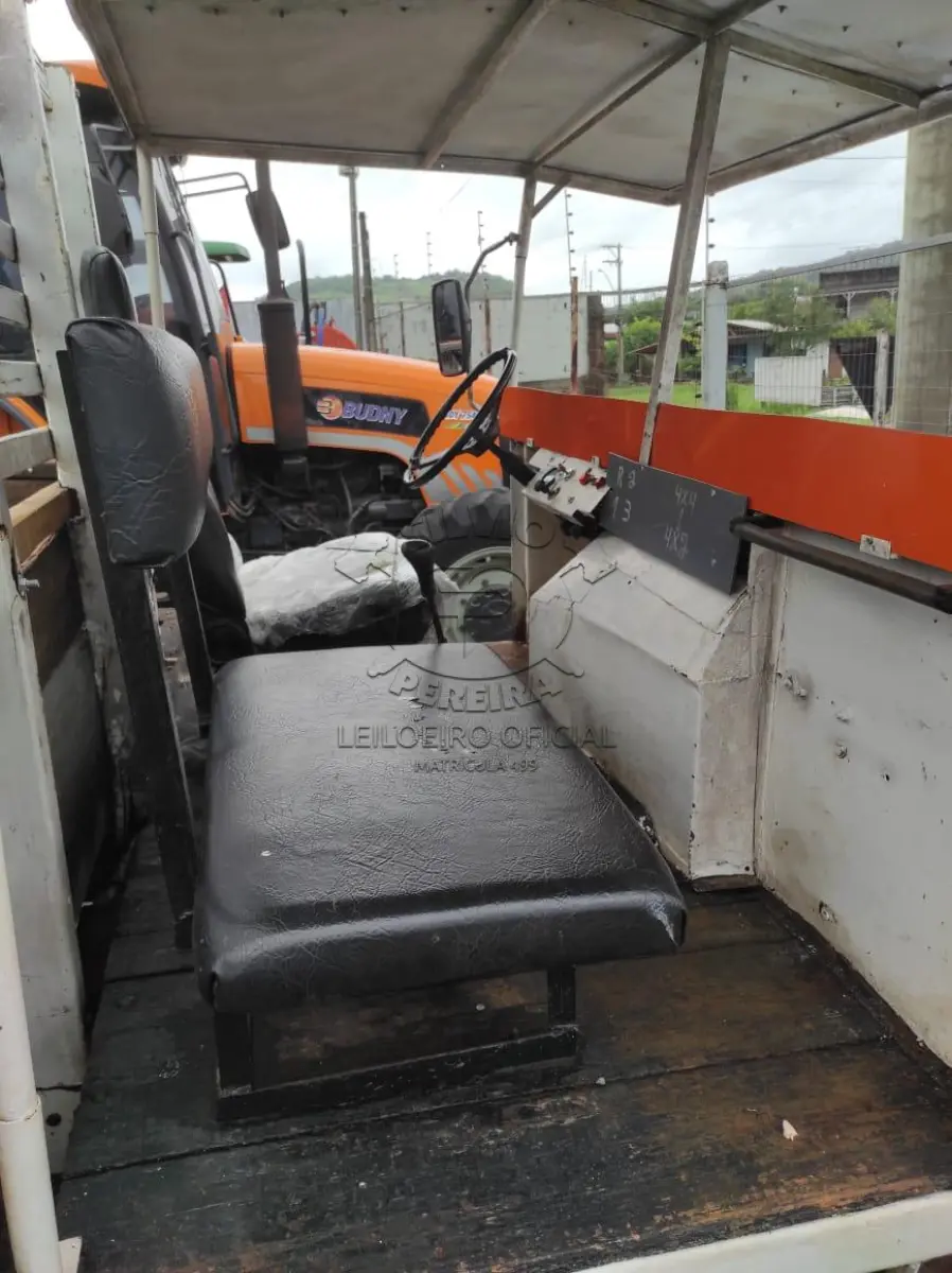 LOTE 002 - CARRETA AGRICOLA